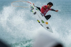 Filipe Toledo airlines em Peniche.