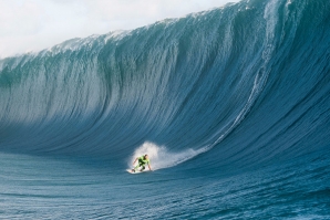 Uma incrível parede de água em Teahupoo.