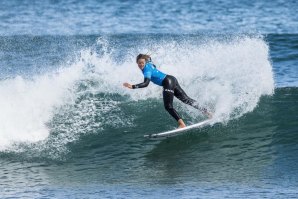 Camilla Kemp em ação na praia de Zarautz.