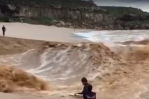 Momento da abertura da ribeira. A água trazia muita força.