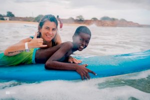 Há uma Ilha em Cabo Verde Chamada Maio, onde Joana Andrade e Mariana Assis levaram o Surf a 100 crianças