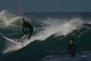 Ryan Callinan, Julian Wilson e Jackson Baker surfam em Nobbys Beach
