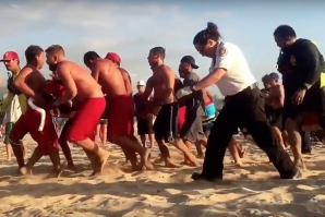 UM SALVAMENTO DRAMÁTICO EM MAKAHA BEACH