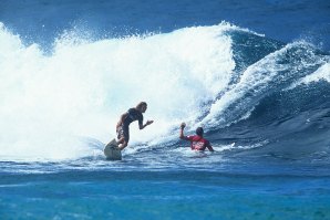 O &quot;high five&quot; que ninguém esquece no mundo do surf.