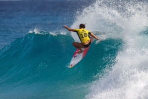 Carissa Moore defende o título mundial e já se encontra na ronda 5.