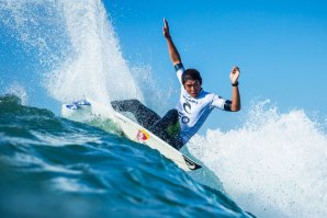 Kanoa Igarashi durante uma bateria em Peniche. 