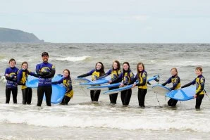 Diversão é garantida nas aulas de surf.