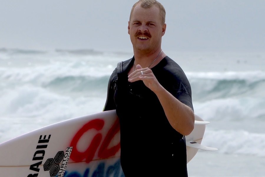 Surfistas aquecem os rails em Merewether antes do arranque do Newcastle Challenger