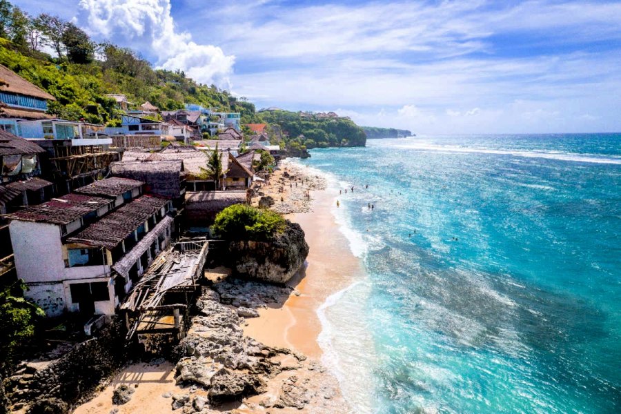 Autoridades ordenam demolição de mais de 40 negócios em Bingin Beach, um dos spots de surf mais icónicos de Bali