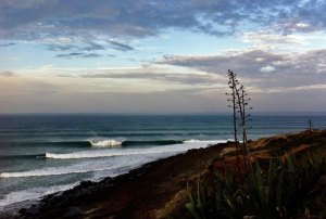 Comunidade de surf da Baía dos Dois Irmãos, Coxos, insurge-se contra treinos naquela onda de culto