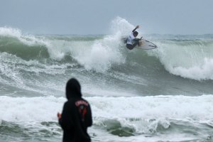 Matias Canhoto é um dos surfistas presentes