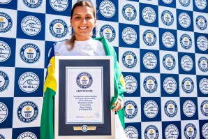 Maya Gabeira com o certificado.