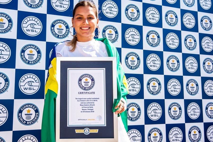 Maya Gabeira com o certificado. 