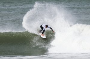 Ondas perfeitas na Figueira da Foz permtiram um surf de grande qualidade