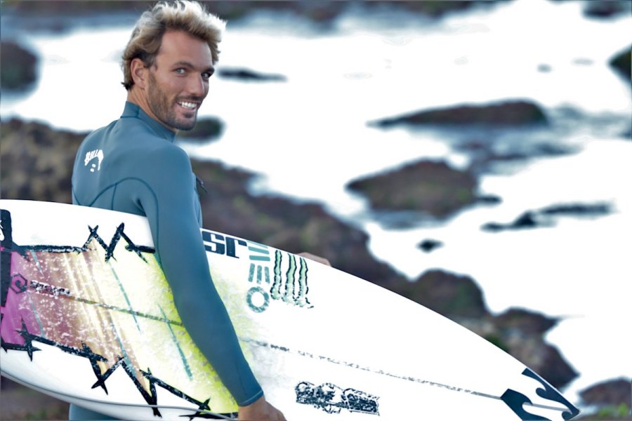 Frederico Morais a entrar para a sessão de free surf ontem em Ribeira D'Ilhas antes do seu heat dos oitavos de final