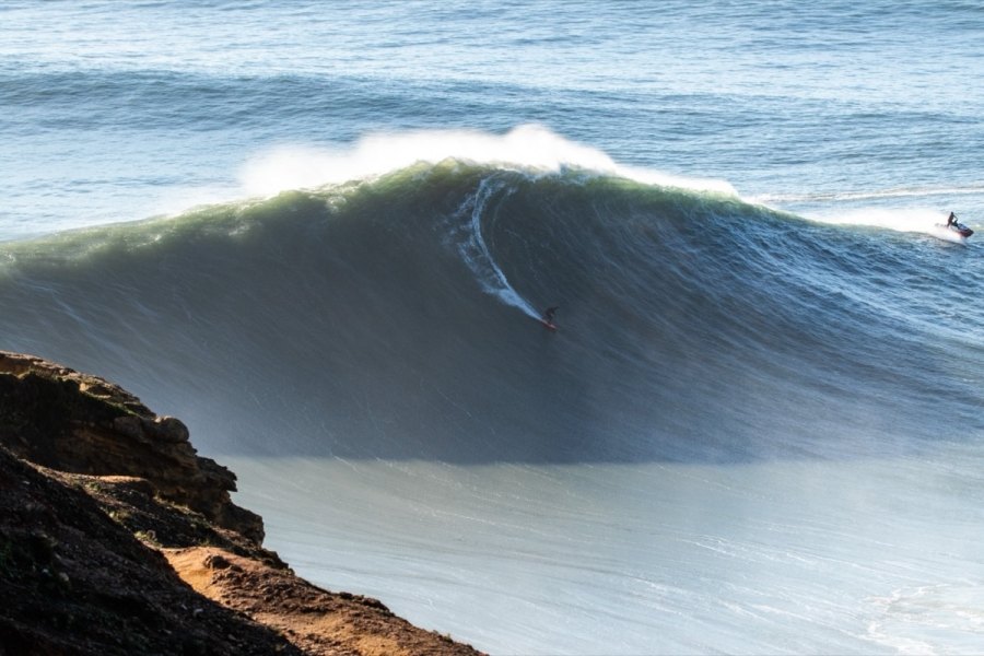 Nazaré quando está gigante - Jet Resgate Portugal