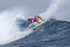 Sally Fitzgibbongs esteve em evidência no primeiro dia em Fiji.