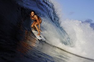 Malia Manuel surfa ao redor do mundo