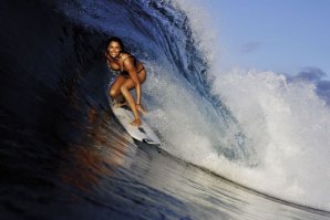 Malia Manuel surfa ao redor do mundo