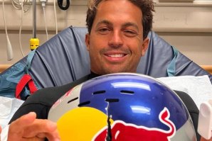 Kai Lenny sofre wipeout em Pipeline e é salvo pelo seu capacete