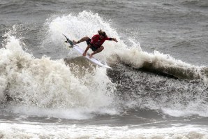 O australiano Wade Carmichael é um dos surfistas ainda em prova. 