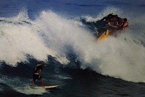 JET SKI ATROPELA FREE SURFER EM ULUWATU