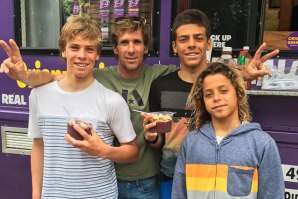 João Antunes e os &quot;groms&quot; na temporada de inverno havaiana.