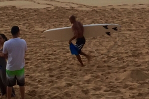 Kelly Slater envolvido em mais um salvamento. 