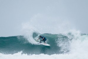 Frederico Morais lutou até ao final do seu heat e perdeu por pouco para Medina nos 1/4 de final.