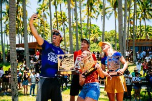 Jordy Smith, da África do Sul, Matthew McGillivray, da África do Sul, Gabriela Bryan, do Havai, e Isabella Nichols, da Austrália, após a final do Surf City El Salvador Pro, a 12 de abril de 2025, em Punta Roca, La Libertad, El Salvador.