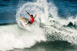 O tipo de surf que José Ferreira apresenta e que não passa, definitivamente, ao lado.