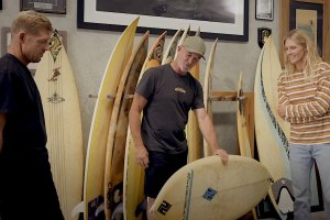 Darren Handley com os os seus dois campeões mundiais de surf
