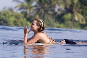 ALANA BLANCHARD PASSA POR FASE DIFÍCIL APÓS SAIR DA RIP CURL