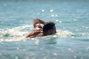 Foi arrastado por um agueiro e resistiu 18 horas à deriva no mar