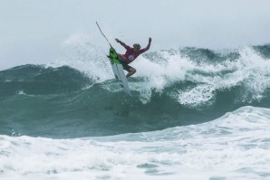 O jovem surfista havaiano foi um dos que mais voou no Postinho. 