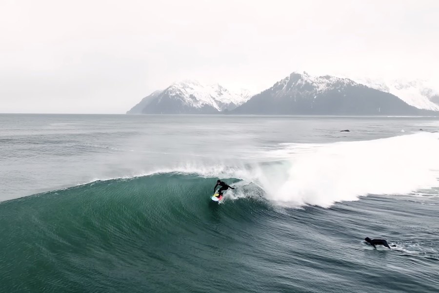 Ondas perfeitas, água a 3 graus e um urso no crowd: surf no Alasca em modo aventura