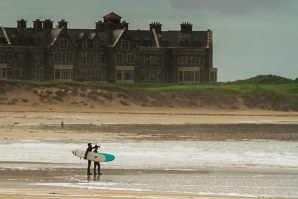 A praia de Doughmore é procurada pela sua beleza e boas condições.