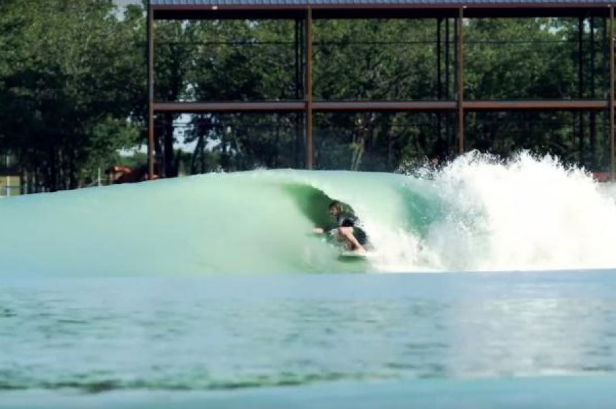 A piscina de Waco recebe surfistas de todo o mundo que procuram surfas as famosas ondas do BSR Cable Park