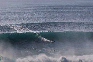 Justine Dupont, Joana Andrade e Lucas Fink treinam na Nazaré