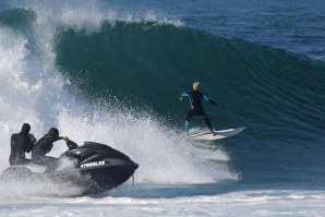 KEALA KENNELLY GRAVOU ANÚNCIO NA PRAIA DO NORTE