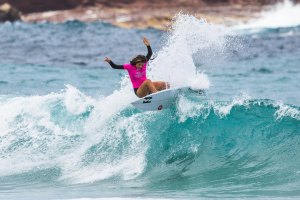 Teresa Bonvalot a competir em Bombo Beach, Kiama.