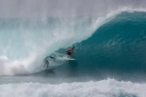 Raro momento em Pipeline: dois surfistas partilham o mesmo tubo na mesma onda