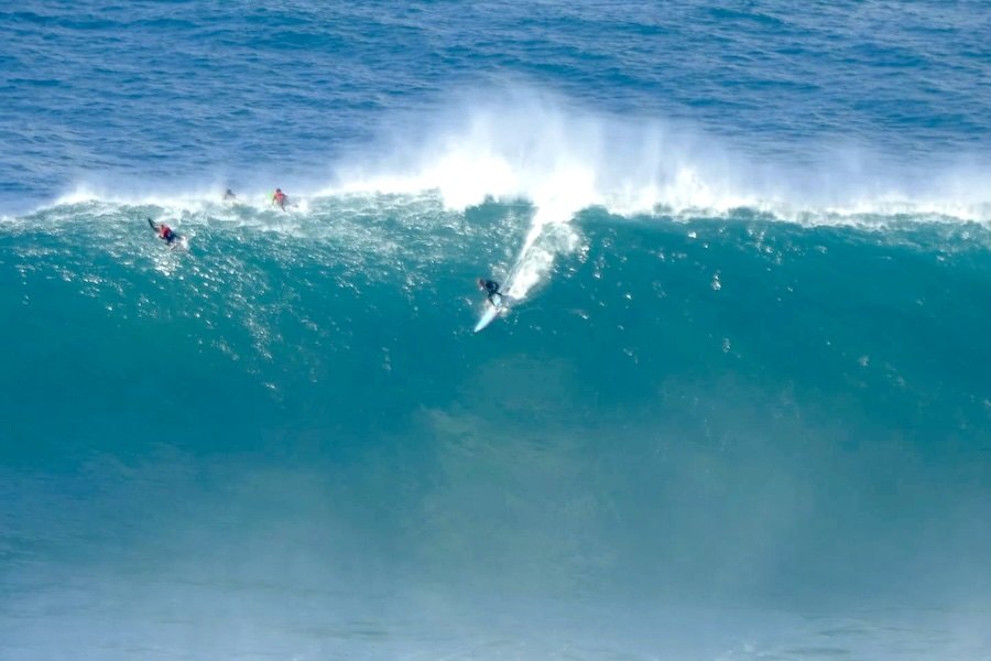 Grant “Twiggy” Baker volta a surfar ondas épicas no Paúl do Mar, Madeira