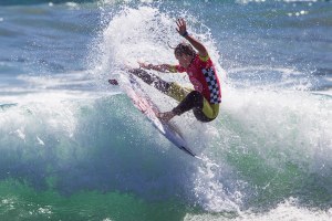 A líder do ranking, Courtney Conlogue, entra no heat 3.