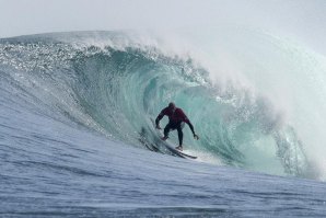 Kelly Slater não vacilou e, mesmo sem um grande score, já está na ronda 3.