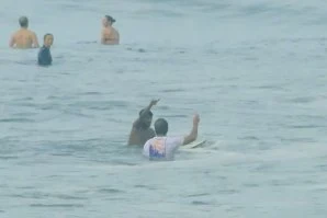 Momento captado no vídeo em que Jack é mandado sair da agua
