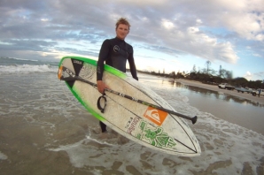 Justin Holland parte a perna numa das maiores ondas já surfadas na Austrália