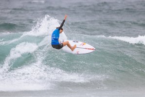 Teresa Bonvalot em simbiose com as ondas de Manly Beach