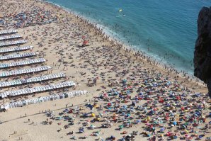 A praia da Nazaré tem registado este verão a presença de muitos banhistas.