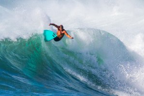 Chas Chidester nas ondas do North Shore de Oahu. 